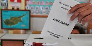 Πολίτης ψηφίζει στις βουλευτικές εκλογές της Κύπρου, 24 Μαΐου 2026