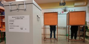 Στιγμιότυπο από εκλογικό κέντρο στην Κύπρο