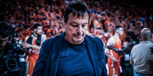Ο Εργκίν Αταμάν μετά την ήττα από την Βαλένθια