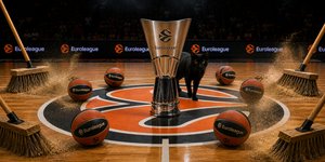 Το τρόπαιο της Euroleague με μια μαύρη γάτα και τέσσερις σκούπες με μπάλες της διοργάνωσης