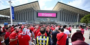 Το T-Center από έξω