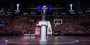 Το τρόπαιο της Euroleague στο Glass Floor του ΟΑΚΑ πριν τον τελικό Ολυμπιακού - Ρεάλ