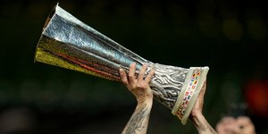 Το τρόπαιο του Europa League στα χέρια οπαδού της Αταλάντα, το 2024