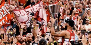 Ο Εβάν Φουρνιέ πανηγυρίζει με τον κόσμο του Ολυμπιακού την κατάκτηση της Euroleague στο ΟΑΚΑ