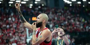 Ο Εβάν Φουρνιέ στο Telekom Center Athens με το σήμα «one more»
