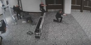 Νέο βίντεο δείχνει τον δράστη να πυροβολεί πράκτορες της Μυστικής Υπηρεσίας στο δείπνο των ανταποκριτών του Λευκού Οίκου 