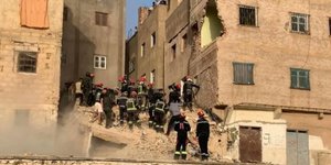 Διασώστες ψάχνουν για επιζώντες στην πολυκατοικία που κατέρρευσε στο Μαρόκο