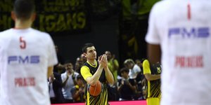 Χειροκροτήθηκε ο Φλιώνης που αγωνίζεται μια μέρα μετά τον θάνατο του πατέρα του