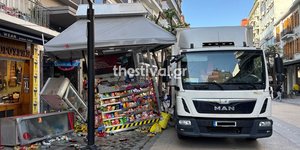 Φορτηγό έπεσε σε περίπτερο