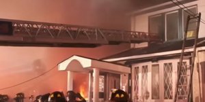 Αστυνομικοί εκσφενδονίστηκαν από το ωστικό κύμα της έκρηξης σε σπίτι στη Νέα Υόρκη