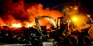 Υπό έλεγχο η φωτιά σε χώρο πρώην εργοστασίου στην Πάτρα 