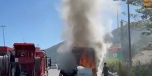 Τουριστικό λεωφορείο τυλίχθηκε στις φλόγες στην Περιφερειακή Υμηττού