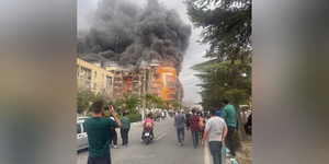 Μεγάλη φωτιά σε εμπορικό κέντρο σε προάστιο της Τεχεράνης, πρωτεύουσας του Ιράν