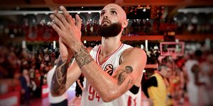 O Εβάν Φουρνιέ χειροκροτεί τους φίλους του Ολυμπιακού μετά την πρόκριση της ομάδας στο Final Four