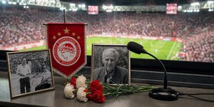 Φωτογραφίες του Στάθη Γαβάκη και ακουμπισμένα λουλούδια στο Γεώργιος Καραϊσκάκης στη μνήμη του θρυλικού εκφωνητή.