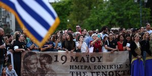 Πλήθος κόσμου τίμησε την Ημέρα Μνήμης της Γενοκτονίας των Ποντίων στο Σύνταγμα -Δείτε βίντεο και εικόνες