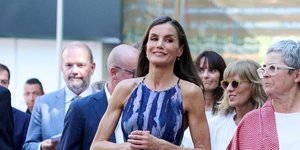 Η βασίλισσα της Ισπανίας Λετίθια με μπλε φόρεμα