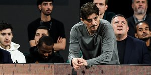 Ο Δημήτρης Γιαννακόπουλος στηρίζεται σε διαφημιστική πινακίδα κατά τη διάρκεια του Βαλένθια - Παναθηναϊκός