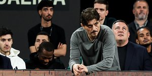 Ο Δημήτρης Γιαννακόπουλος παρακολουθεί το παιχνίδι 