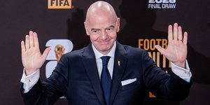 Ο Τζιάνι Ινφαντίνο σηκώνει τα χέρια ψηλά