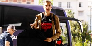 Ο Γιώργος Μπαρτζώκας κατά την άφιξη της αποστολής του Ολυμπιακού