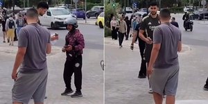 Ο Όμερ Γιούρτσεβεν παραλαμβάνει παραγγελία efood έξω από το ξενοδοχείο που διαμένουν οι ομάδες