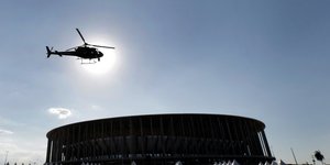 Ελικόπτερο πάνω από γήπεδο