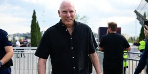 ο Νίκος Γκάλης περπατά