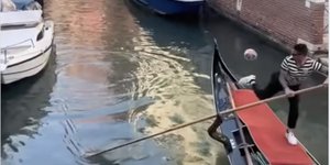 Viral ο γονδολιέρης στη Βενετία που παίζει μεγάλη… μπάλα