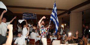 Ο Τόμας Γουόκαπ με την ελληνική σημαία στο πάρτι του Ολυμπιακού