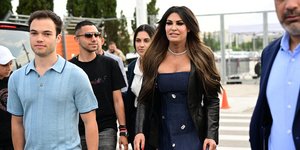 H Κίμπερλι Γκίλφοϊλ με τον γιο της έξω από το ΟΑΚΑ