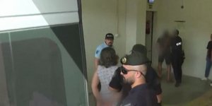 Ενώπιον ανακριτή ξανά η μητέρα που εγκατέλειψε τα δύο παιδιά της στον δρόμο