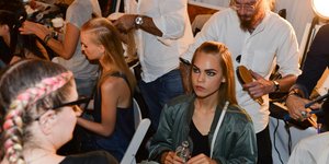 μοντέλα και κομμωτές στα παρασκήνια επίδειξης