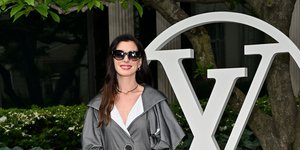 Η Αν Χάθαγουεϊ σε glamorous εμφάνιση με τον σύζυγό της που αγνόησε το dress code