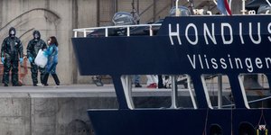 Το κρουαζιερόπλοιο MV Hondius κατέπλευσε στην Τενερίφη τη Δευτέρα καθώς οι τελευταίοι επιβάτες απομακρύνονταν