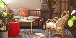 Το IKEA hack που μεταμορφώνει μια μικρή βεράντα και την κάνει να δείχνει πολύ μεγαλύτερη