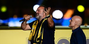 Ο Μάριος Ηλιόπουλος τραγουδάει στη φιέστα της ΑΕΚ