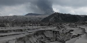 Το ηφαίστειο Ντουκόνο στην Ινδονησία 
