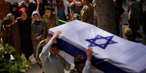 Κόσμος θρηνεί Ισραηλινό στρατιωτικό που σκοτώθηκε στον νότιο Λίβανο