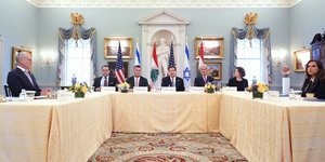 Στιγμιότυπο από προηγούμενο γύρο συνομιλιών μεταξύ του Ισραήλ και του Λιβάνου στην Ουάσιγκτον