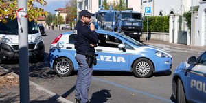 Άνδρας και περιπολικό της ιταλικής αστυνομίας 