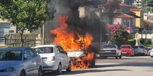 Στις φλόγες τυλίχθηκε σταθμευμένο αυτοκίνητο