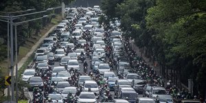 Το 2014 η Τζακάρτα ανακηρύχθηκε η πιο μποτιλιαρισμένη πόλη στον κόσμο. Σε ώρα αιχμής, μια διαδρομή 5 χιλιομέτρων μπορούσε να διαρκέσει πάνω από μία ώρα / ΑΡ