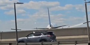 Αεροσκάφος της United Airlines χτυπά στύλο φωτισμού και φορτηγό καθώς προσεγγίζει στο αεροδρόμιο της Νούαρκ