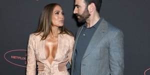 Η Τζένιφερ Λόπεζ με τον συμπρωταγωνιστή της Μπρετ Γκολντστάιν