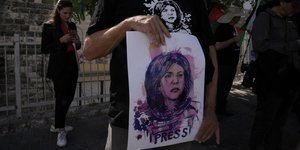 Διαδηλωτές με πλακάτ για τη δολοφονημένη δημοσιογράφο Σιρίν Αμπού Ακλέχ