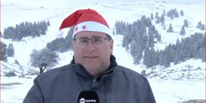 Ο δημοσιογράφος της ΕΡΤ, Νίκος Γιαπρακάς, με χριστουγεννιάτικο σκουφάκι στα Καλάβρυτα