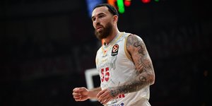 O Μάικ Τζέιμς κοιτάζει μπροστά κατά τη διάρκεια αγωνα