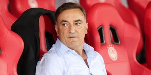 Ο Κάρλος Καρβαλιάλ στον πάγκο του Ολυμπιακού