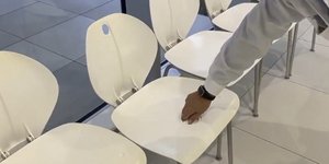 Σχολικές καρέκλες στην Ιαπωνία μετατρέπονται σε κράνος σε δευτερόλεπτα σε περίπτωση σεισμού
